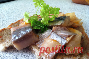 Хе из свежей рыбы Хе из свежей рыбы – корейское блюдо, пользующееся большой популярностью во всех странах Европы. Особенно оно нравится любителям пикантных и необычных пряных закусок, которыми можно наслаждаться просто с хлебцами или в сочетании с овощным гарниром. Такое кушанье подарит вам не только приятное наслаждение, но и пользу!