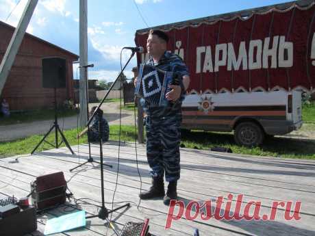 Гармонист из Архангельской области на сцене в п. Судай