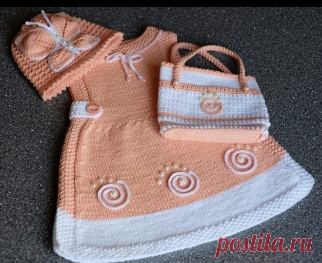 Красивый комплект для маленькой леди 
Автор: Людмила Винийчук

Потрясающий комплект для малышки от Людмилы Винийчук (Тарасовой). Он связан спицами и состоит из платья-накидки и шапочки Бабочка. Автор поделилась с нами схемаи и видеоуроками, которые она использовала при работе. Спасибо, Людмила! 
 
Платьице было связано, используя следующий видеоурок Светланы Тим:

Шапочка Бабочка:
 
Край шапочки вяжем зубчиками по этому видеоуроку:

Далее вяжем основным узором:

Для образц...