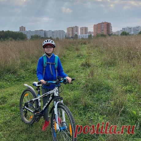 Photo by Игорь Вазюля on September 12, 2021. May be an image of 1 person, riding a bicycle, standing, bicycle and outdoors.