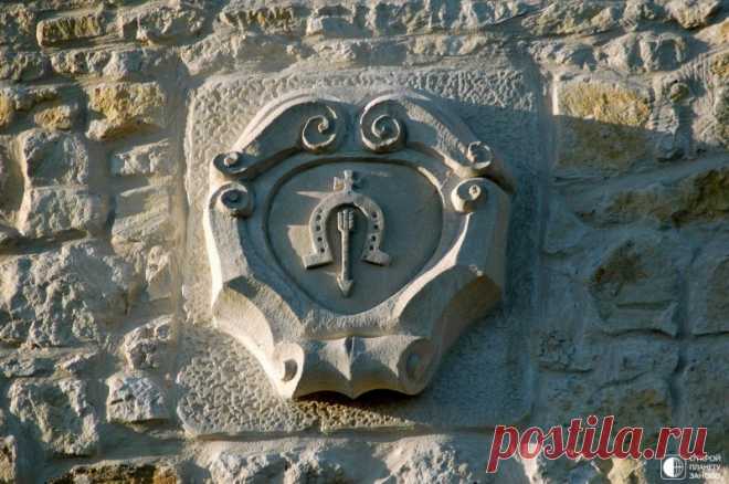 Замок Боболице Замок Боболице (Zamek Bobolice) находится близ одноимённой деревни в Силезии, Польша. В н. XIV в. он был одним из 25 замков и крепостей, входивших в знаменитую цепь «Орлиных гнёзд» от Кракова до Ченстоховой, пограничную оборонительную систему короля Казимира III Великого, из которой до...