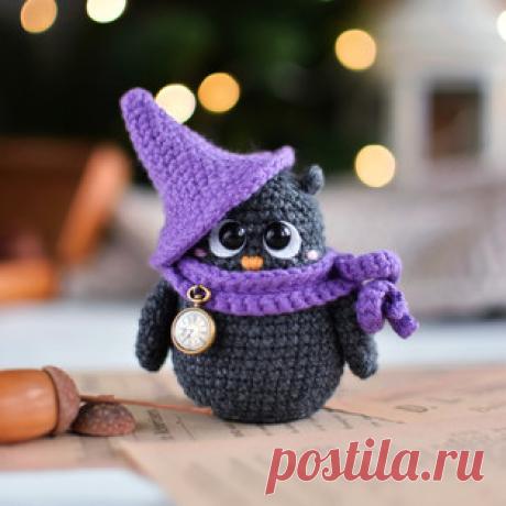 Маленький совёнок амигуруми. Схемы и описания для вязания игрушек крючком! Бесплатный мастер-класс от Людмилы Орловой по вязанию маленького совёнка крючком. Высота вязаной игрушки примерно 6 см без учёта шляпки. Для изготовле…