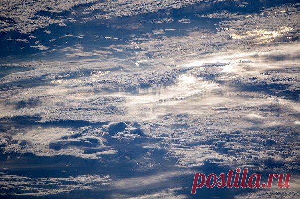 Облака. Фото космонавта Олега Артемьева / Физика невозможного!