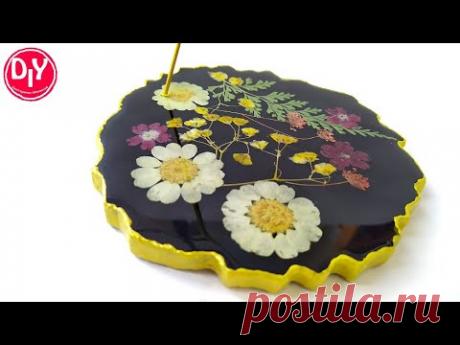 Подставка из эпоксидной смолы с цветами.