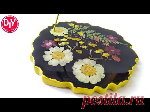 Подставка из эпоксидной смолы с цветами.