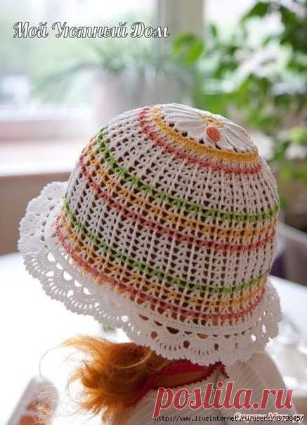 Вяжем панамку для девочки
 
1) Набираем 7 воздушных петель, замыкаем в круг, 
2) вяжем 3 воздушные петли подъема и 16 столбиков с накидом. В нашей ромашке будет 17 лепестков.
Желтая сердцевинка готова, нить обрываем. Остаток нити оставляю по-длиннее, потом буду этой ниткой пуговку-божью коровку пришивать, на 1 узелок будет меньше...
3) Начинаем вязать белой нитью лепестки.
Лепесток: 16 воздушных петель, далее вяжем в обратном направлении начиная в пятую воздушную петлю : 4...