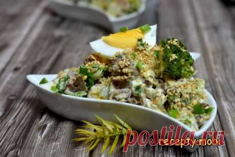Салат с жареной куриной печенью и брокколи

✅ Ингредиенты:
▫ куриная печень – 200 г;
▫ замороженные соцветия брокколи – 200 г;
▫ яйца – 2 шт;
▫ маринованные огурцы – 2 шт;
▫ зеленый лук – 1 пучок;
▫ майонез 120 мл;
▫ семена кунжута – 2 ст. л;
▫ соль – по вкусу
▫ растительное масло – 30 мл.