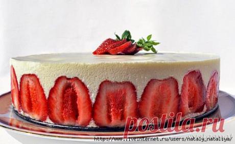 Торт с клубникой и муссом из белого шоколада