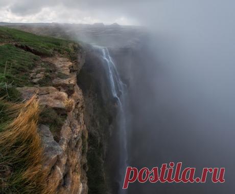 На краю бездны. Снимок сделан в Дагестане. Автор фото – Андрей Грачев: nat-geo.ru/photo/user/17584/