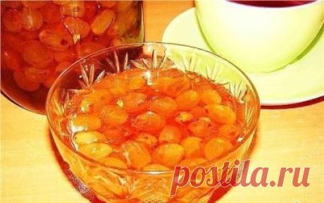 САМОЕ ВКУСНОЕ ВАРЕНЬЕ - 7 ЛУЧШИХ РЕЦЕПТОВ
1. Царское варенье из крыжовника
Ингредиенты:
Крупный зеленый недозрелый крыжовник - 5 стаканов,
Сахар - 1 кг,
Вишневый лист - 2 стакана,
Вода - 3 стакана,
Чищенный грецкий орех - 2 стакана
Способ приготовления:
Ягоды крыжовника освободить от плодоножек, "цветков", аккуратно надрезать и извлечь из ник мякоть с косточками, стараясь сохранить целостность ягоды. 1 стакан вишневого листа залить водой, довести до кипения и варить на медленном огне 3-5 мину
