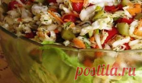 Простой салат с капустой, морковью, перцем и луком