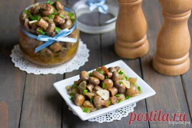 Маринованные шампиньоны быстрого приготовления Маринованные шампиньоны - простая и всеми любимая закуска, актуальная и в праздники, и в будни. Сегодня хочу предложить вам один из самых простых и быстрых вариантов приготовления этого вкуснейшего блюда. Приготовим маринованные шампиньоны быстрого приготовления в сковороде, без предварительной варки. Изюминка этого рецепта состоит в том, что в приготовлении не используется вода. На горячей сковороде шампиньоны быстро теряют и...