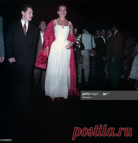 venice-maria-meneghini-callas-italian-opera-singer-arriving-at-film-picture-id517246572 (1971×2048)