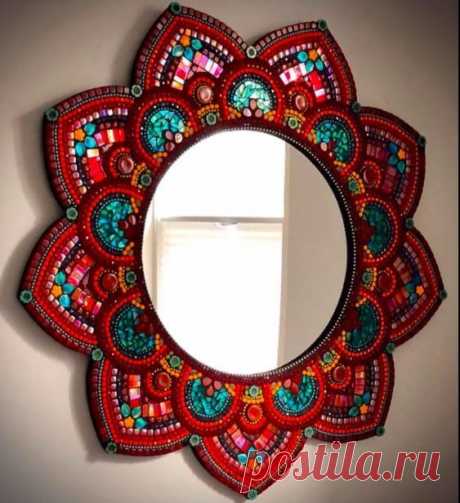​Зеркало в рамке из мозаики