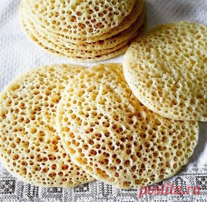 МАРРОКАНСКИЕ БЛИНЫ⠀
Ничего необычного в приготовлении нет, лишь одно название уносит куда-то в Африку⠀
Зато посмотрите какие они красивые, ажурные, плотненькие⠀
Налетайте⠀
Спасибо, что не забыли поставить 
 СОХРАНИТЕ себе на стену, чтобы не потерять!

МАРОККАНСКИЕ БЛИНЫ⠀
Ингрендиенты:⠀
650 мл. воды⠀
300 гр. муки⠀
2 желтка⠀
100 гр. манки⠀
1 ч. л. сахара⠀
1 ч. л. подсолнечного масла⠀
0,5 ч. л. дрожжей⠀
0,5 ч. л. разрыхлителя⠀
щепотка соли⠀
Приготовление:⠀
В глубокой миске ил...