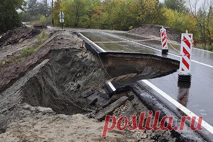Власти Брянска назвали причину разрушения открытой неделю назад дороги. В областном правительстве прокомментировали ситуацию после широкого обсуждения в СМИ и соцсетях инцидента с обвалом съезда на дороге, соединяющей Фокинский и Володарский районы Брянска и торжественно открытой неделю назад. Чиновники заявили, что участок проезжей части не выдержал обильных ливней.