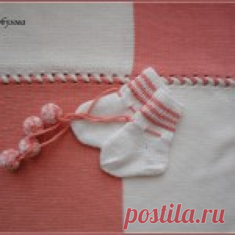 Вязаные носочки для ребенка до года.   Вот такие носочки  с помпонами можно связать для малыша до года.
 Для вязания мне  понадобилась пряжа двух цветов: белая -это 'Соната', Камтекс, Шерсть 50%, акрил 50%(100г/250м), персиковая- ALIZE Кашемир, 100% ...