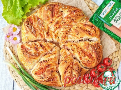 Дрожжевой пирог с сосисками и сыром – кулинарный рецепт