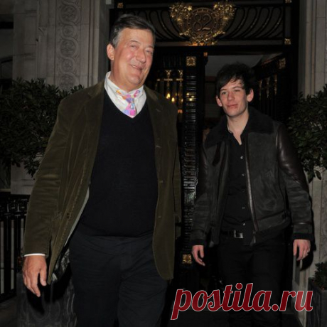 57-ЛЕТНИЙ ПИСАТЕЛЬ СТИВЕН ФРАЙ ОБЪЯВИЛ О ПОМОЛВКЕ С 27-ЛЕТНИМ БОЙФРЕНДОМ