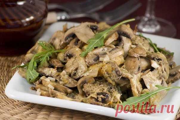 Шампиньоны запеченные.

Очень вкусная закусочка! Любители грибов оценят.

Вам потребуется:

Шампиньоны свежие 400 г
Масло оливковое 2 ст.л.
Чеснок 2 зубочка
Тимьян сухой 0.5 ч.л.
Лимон 0.5 шт
Сыр пармезан 30 г

Как готовить:

Этап 1.
Важно выбрать свежие грибочки, чтобы беленькие были.

Этап 2.
Грибы промыть, а если можно, то и просто протереть их салфеткой, чтобы не набирали лишнюю влагу. Нарезать пластинками. Выложить на противень. Слой грибов не должен быть высоким, что...