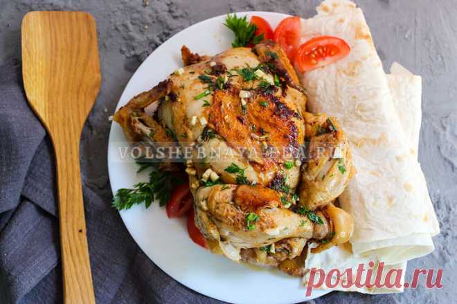 Курица в мультиварке целиком А вы пробовали запекать курицу целиком в мультиварке? Она получается сочной с аппетитной кожицей, а само мясо очень мягкое, буквально само спадает с косточек!