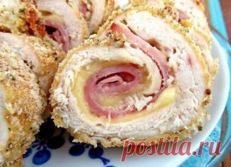 Рулетики "Кордон Блю" Невероятная, вкусная закуска! 
Ингредиенты: 
 
● Куриная грудка (филе) - 2 шт. 
● Сливки ( 20 - 33 %) 100 мл. 
● Ветчина - 150 гр. 
● Сыр - 150гр. 
● Чеснок 3 зубчика 
● Зелень (рубленная) 1 ст.л. 
● Масло растительное для жарки 
● Соль, перец по вкусу 
 
Приготовление: 
 
Сыр нарезаем ломтиками. Ветчину режем тонкими слайсами. Куриную грудку разрезаем вдоль на 3 пластика. 
Каждый пластик отбиваем кулинарным молотком или тупой стороной лезвия ножа. Подсаливаем. Сверху на к
