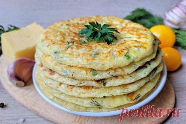 КАБАЧКОВЫЕ ЛЕПЁШКИ🥞
Ароматные и очень вкyсные!
- Кабачок 350 г.
- Сыр 100 г.
- Яйцо 2 шт.
- Мука 2 ст.л (любая)
- Разрыхлитель 5 г.
- Соль, перец по вкусу
- Зелень по желанию

Приготовление:
1. Для начала кабачок и сыр нужно натереть на крупной терке.
2. Соединяем кабачок, сыр, яйца, муку и разрыхлитель, хорошо перемешать.
3. На пергамент (силиконизированный) выложить лепёшки диаметром 10 см и выпекать 20 минут при 200 градусах.