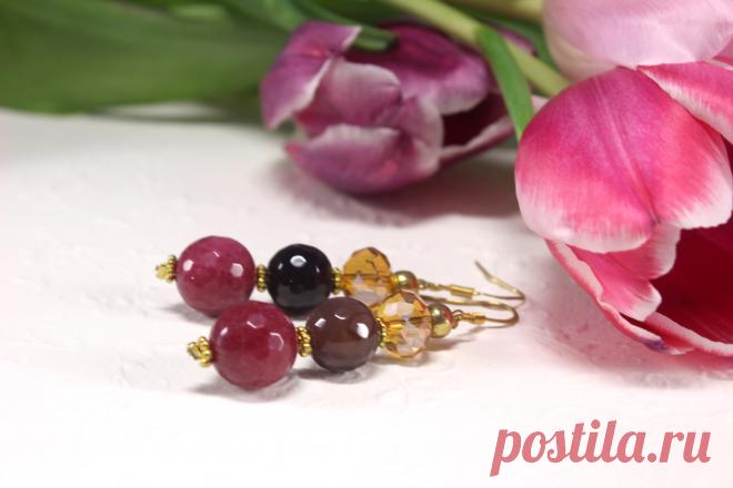Авторские серьги с агатом и яркими акцентами в виде рубиновых бусин (корунд).