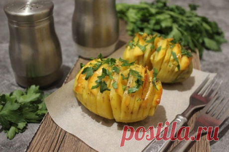 Хассельбак с сыром 
#лакто_вегетарианство@just_veg 

Ингредиенты: 

Картофель — 4 г 
Сыр — 70 г 
Масло сливочное — 15 г 
Специи — по вкусу 
Перец — по вкусу 
Соль — по вкусу 

Приготовление: 

1. Тщательно вымыть картофель, очистить его. Картофель поместить между двумя деревянными палочками и сделать в нем поперечные надрезы, но не дорезая до конца. Деревянные палочки как раз и не дадут этого сделать. 
2. Натереть клубни картофеля специями и солью. Сыр нарезать тонкими лом...
