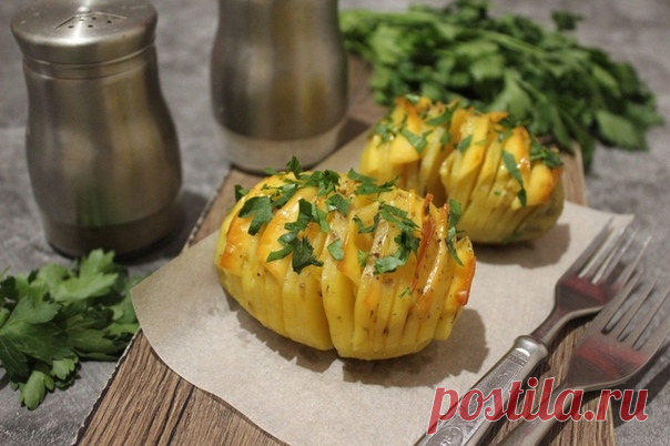 Хассельбак с сыром 
#лакто_вегетарианство@just_veg 

Ингредиенты: 

Картофель — 4 г 
Сыр — 70 г 
Масло сливочное — 15 г 
Специи — по вкусу 
Перец — по вкусу 
Соль — по вкусу 

Приготовление: 

1. Тщательно вымыть картофель, очистить его. Картофель поместить между двумя деревянными палочками и сделать в нем поперечные надрезы, но не дорезая до конца. Деревянные палочки как раз и не дадут этого сделать. 
2. Натереть клубни картофеля специями и солью. Сыр нарезать тонкими лом...