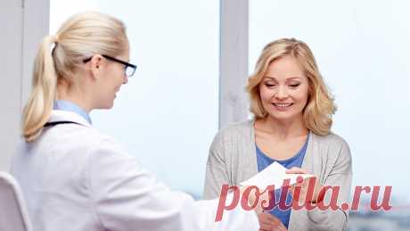 Причины коричневых выделений у женщин Причины коричневых выделений у женщин могут быть физиологическими (изменения гормонального фона) или патологическими (инфекционные и гормональные заболевания).