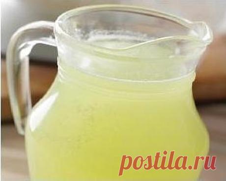 " Бальзам " от старения и ожирения

Молочная сыворотка - это побочный продукт, который получается при приготовлении сыра или творога. Долгое время хозяйки просто выливали ее, не подозревая о ценных качествах. А между тем, сыворотка крайне полезна нашему организму, а также широко используется в косметических целях. Все дело в составе сыворотки. Она на 93,7 процента состоит из воды, а вот остальные 6,3 процента включают в себя массу полезнейших веществ! Прежде всего, это бел...
