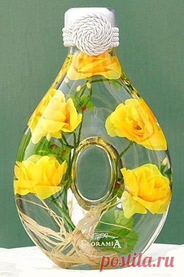 Цветочные декоративные бутылочки. Красивая идея для украшения интерьера