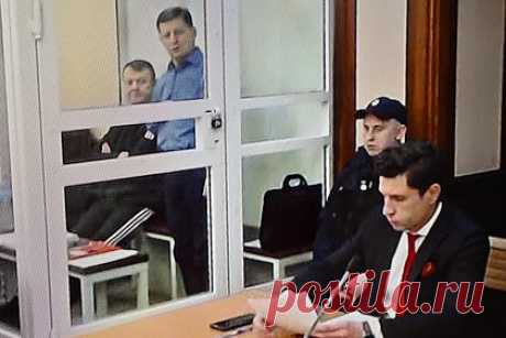 Присяжные признали виновным бывшего губернатора Фургала в покушении. Коллегия присяжных вынесла обвинительный вердикт бывшему губернатору Хабаровского края Сергею Фургалу, обвиняемому в убийстве и покушении. Присяжные заседатели считают доказанность причастность экс-губернатора в организации покушения на бизнесмена Александра Смольского и убийстве предпринимателя Евгения Зори.