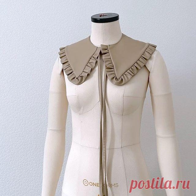 Трендовый воротничок своими руками ✂️🔥

Вдохновившись воротничком за 11000 руб. от GANNI (найдёте в актуальном), решила сшить его своими руками ✌🏻

Для воротничка я использовала остаток экокожи на замше от брючек. Помните я шила их по выкройке пижамных брюк?)

📌 За основу я взяла выкройку «776» от @grasser_patterns (можно  на их сайте). Расход 50 см. 
Я отказалась от стойки, которая предлагалась в выкройке и добавила завязочки. В таком варианте, мне каж...