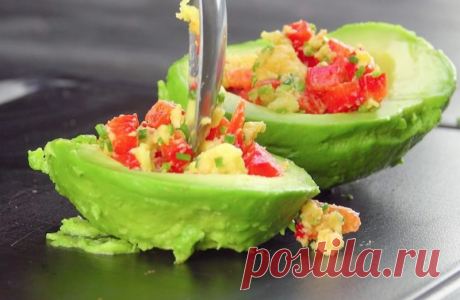 Авокадо с начинкой и мясной корочкой: простое и очень вкусное блюдо.