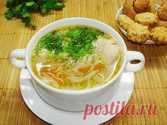 Суп-лапша с курицей «По-домашнему»
Ингредиенты:Куриная грудка 1 штМорковь 1 штЛуковица 1 штБульон куриный 1,5 штЯйцо 1 штМуки пшеничная высшего сорта 100-150 гМасло подсолнечное 4 ст. л.Перец гЛавровый лист 2 штСоль
Приготовление:Для приготовления лапши, нужно разбить яйцо в миску.Посолить , добавить 20 мл. воды и хорошо взбить, добавить муку.Замесить очень крутое тесто.Раскатать очень тонкий пласт и оставить на 20-30 минут на столе.Куриное филе и мелко нарезанную луковицу...