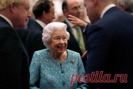 Британская королева провела первые аудиенции после многодневной болезни. Британская королева Елизавета II вернулась к работе после многодневного отсутствия из-за болезни. Во вторник она провела две виртуальные аудиенции и приняла новых послов Южной Кореи и Швейцарии в Великобритании. Дипломаты, находившиеся в Букингемском дворце, общались с королевой по видеосвязи.