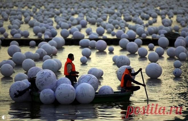 Жители Сингапура выпустили в реку 20 000 шаров с желаниями В Сингапуре существует традиция пускать в реку под Новый год исписанные пожеланиями белые шары. С каждым годом стремящихся пустить свои желания в плаванье становится все больше - в основном, это молодежь и пожилые люди. В этом году было запущено более 20 000 таких шаров. Особенно красиво...