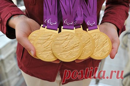 Восьмикратная паралимпийская чемпионка из России решила продать медали. Восьмикратная паралимпийская чемпионка Оксана Савченко решила продать две золотые медали с Игр-2008 в Пекине и Паралимпады-2012 в Лондоне. Российская спортсменка планирует выручить за них 60 миллионов рублей. Цена, как объяснила бывшая пловчиха, является средней по миру.