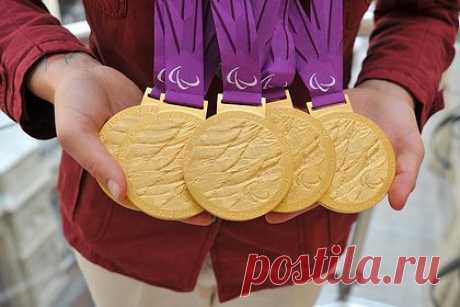 Восьмикратная паралимпийская чемпионка из России решила продать медали. Восьмикратная паралимпийская чемпионка Оксана Савченко решила продать две золотые медали с Игр-2008 в Пекине и Паралимпады-2012 в Лондоне. Российская спортсменка планирует выручить за них 60 миллионов рублей. Цена, как объяснила бывшая пловчиха, является средней по миру.