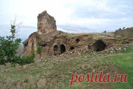 Ախպերիկ վանքը․․․Խութ,Սասուն,Արևմտյան Հայաստան։ Դաշտադեմ,գյուղ Արևմտյան Հայաստանում,Բիթլիսի վիլայեթի Խութ-Բռնաշենի գավառակում: Բիթլիսի փոխնահանգապետ Սալիհ Ալթունը 2014թ. խոստովանել է,որ ինքը թշնամությամբ է լցված ներկայիս Թուրքիայի տարածքում հայկական ժառանգության նկատմամբ: Ըստ «Ակոս»-ի,Բիթլիսի փոխնահանգապետը հայտարարել է քաղաքում Սուրբ Ախպերիկ հայկական վանքը վերականգնվելու կապակցությամբ:Եթե չեմ սիրում մարդուն,նրա կառուցած շենքն էլ չեմ սիրում:Ինչո՞ւ պետք է այն պահպանեմ,-նկատի ունենալով հայերին: