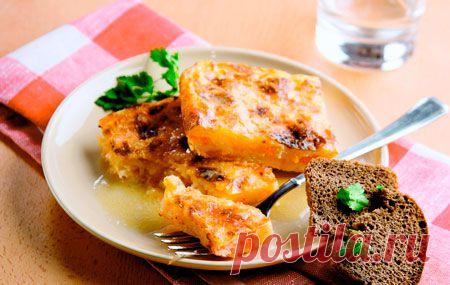 Овощная запеканка

На 4 порции:

картофель 2 шт.
капуста белокочанная 100 г
морковь 1 шт.
перец сладкий 1/2 шт.
лук репчатый 1/2 головки
масло растительное 2 ст. ложки
крупа манная 2 ст. ложки
сухари панировочные 2 ст. ложки
сметана 2 ст. ложки
масло сливочное 100 г
соль