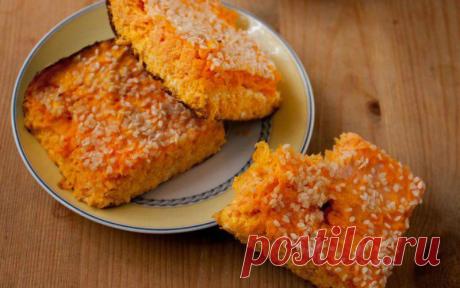 Сладкая запеканка из моркови
300 г очищенной и отваренной моркови натрите, добавьте 100 г мягкого творога и 2 ст. л. мёда. Взбейте миксером. Приправьте корицей. выложите массу в форму, смазанную маслом, посыпьте кунжутом, запекайте 25 минут при температуре 180 градусов.