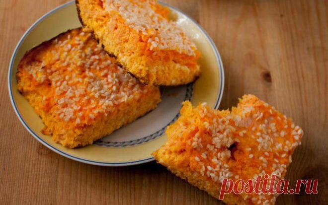 Сладкая запеканка из моркови
300 г очищенной и отваренной моркови натрите, добавьте 100 г мягкого творога и 2 ст. л. мёда. Взбейте миксером. Приправьте корицей. выложите массу в форму, смазанную маслом, посыпьте кунжутом, запекайте 25 минут при температуре 180 градусов.
