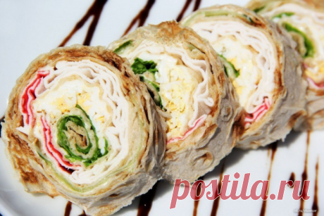 Рулет из лаваша с крабовыми палочками и огурцом.