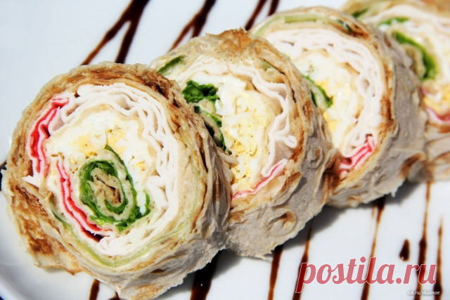 Рулет из лаваша с крабовыми палочками и огурцом.