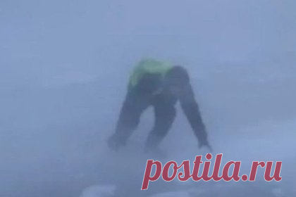 Сотрудники российского аэропорта показали работу в сбивающий с ног буран. Сотрудники аэропорта в столице Чукотского автономного округа Анадыре сняли на видео работу в сбивающий с ног снежный буран. Кадры публикует дальневосточный филиал KP.RU. Когда именно было снято видео, не уточняется. По состоянию на 15 декабря скорость ветра в столице региона не превышала четырех метров в секунду.