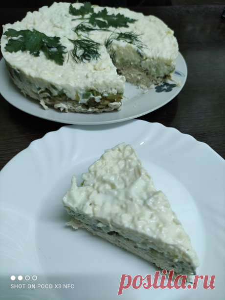 Вот вам в копилочку Салат!
Скоро Новый год и пора подумать о праздничном меню.
Салат слоеный с куриной грудкой

Простенький и вкусный!
Продукты:
Куриная вареная грудка - 350 г
4 вареных яйца
1 средний авокадо - 100-110 г.
Огурцы соленые 4 шт - 250 г.
Чеснок - 2-3 зубца
Майонез домашний - 270 г.
Приготовление:
Вареную грудку разделить на волокна. Яйца натереть на крупной терке. Соленые огурцы тоже на крупной терке. Чеснок через пресс. Авокадо порезать кубиками.
Соленые огур...