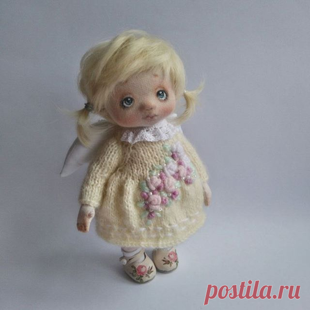 Вот такая ангельская малышня😉
.
.
🌲Рост ок 20 см
🌲Стоит с небольшой опорой,в ручках проволока,может держать предметы,головка поворачивается
🌲Одёжка-вязаное платьице, панталончики,носочки,туфельки,крылышки сьёмные
🌲стоимость 3500 р +почта
.
.#авторскаякукла #интерьернаякукла #коллекционнаякукла #куклаизткани  #ручнаяработа  #cute #child #toy #doll #little #baby #innocence  #купитькуклу #girl #adorable  #studiodoll  #instadoll #handmadedoll #вязание #малыши  #снег #зима #новыйгод #ангелочек
